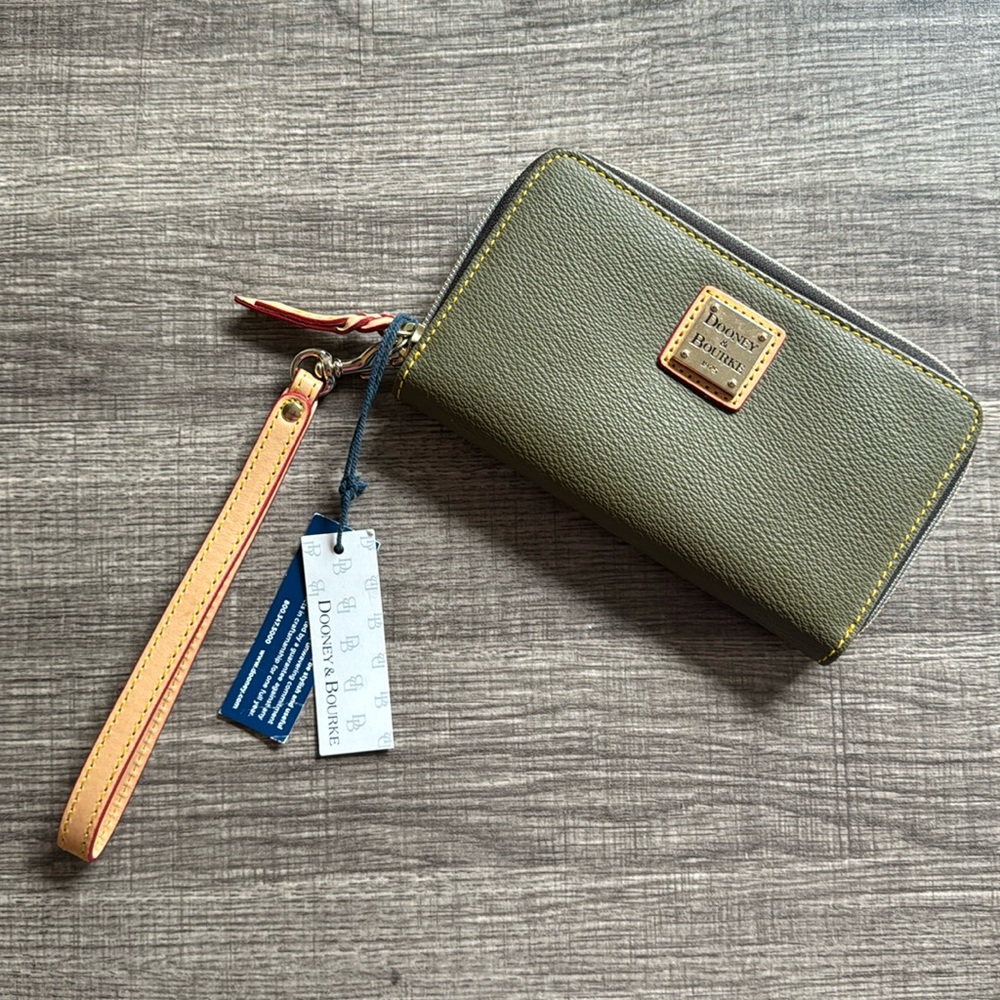 NWT Dooney & Bourke Leather Wristlet Wallet